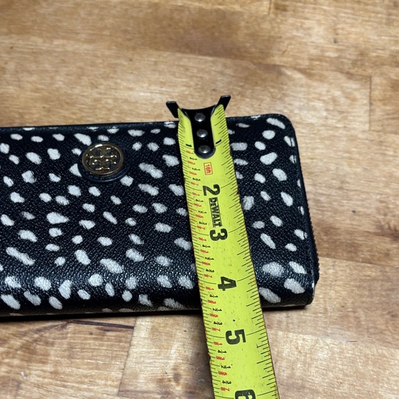 Tory Burch Black and Cream Spotted Wallet - Picture 13 of 13